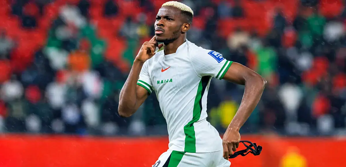 Victor Osimhen, le héros masqué, délivre une nouvelle fois Galatasaray dans un derby intercontinental bouillant grâce à un doublé