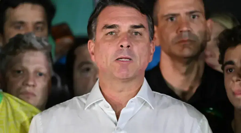 Flávio Bolsonaro travels to Ecuador after losing Brazilian presidential election