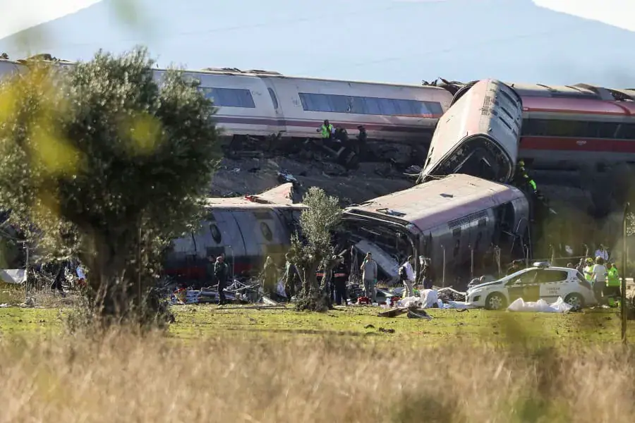 Colisão entre comboios de alta velocidade em Espanha faz dezenas de mortos