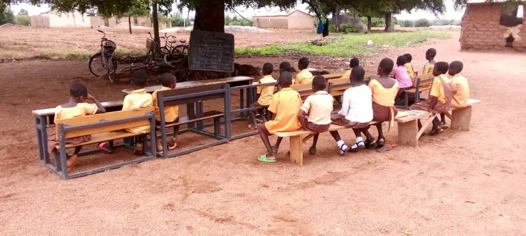 Dilapidated classroom block forces Wuling pupils to study under trees