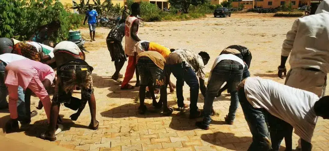 Kombissiri : 25 jeunes, dont 5 filles, interpellés pour des acrobaties à moto et perturbation des cours