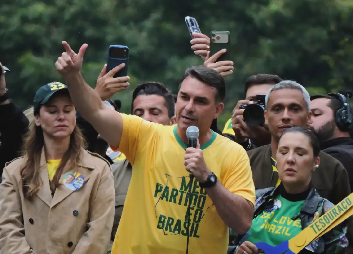 Flávio Bolsonaro Lands in Miami After Fleeing Brazil