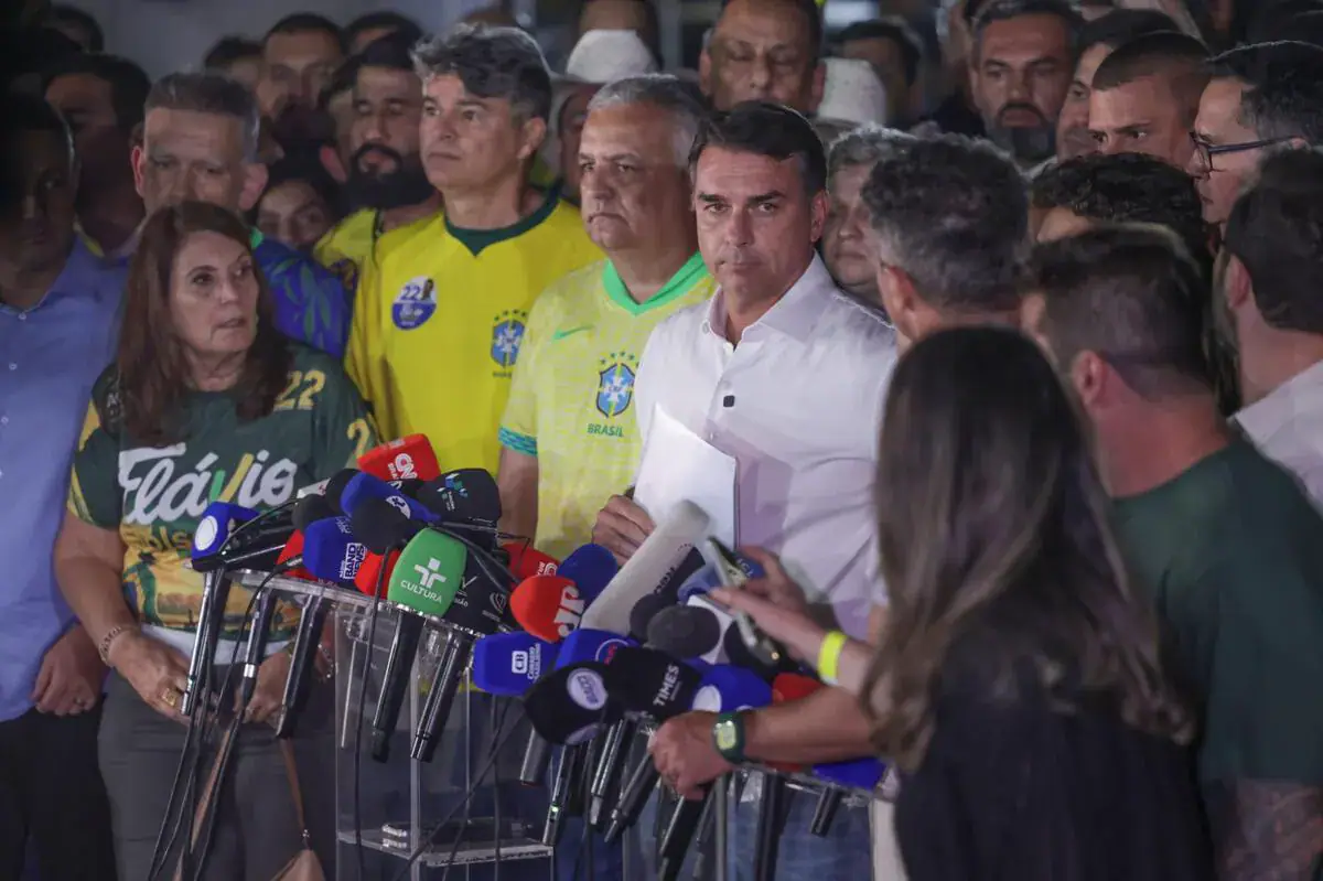 Flávio Bolsonaro reconhece vitória de Lula da Silva nas eleições presidenciais do Brasil