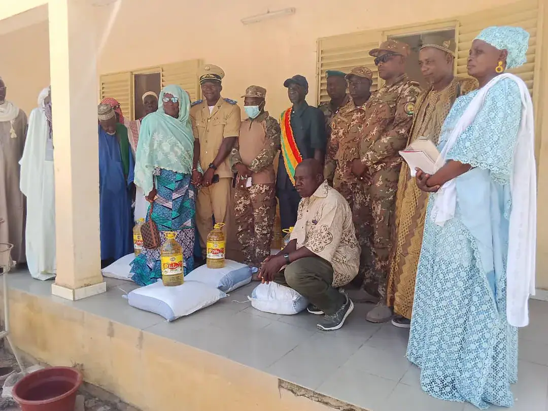 Malian Armed Forces Distribute Aid to Elderly in Tenenkou