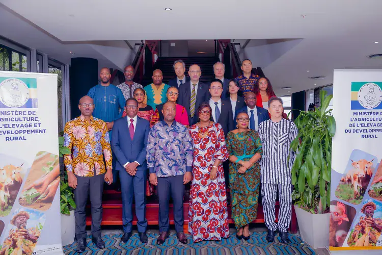 Les participants au dialogue autour du ministre de l’Agriculture.