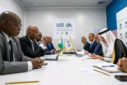 Djibouti Finance Minister Discusses Development Partnership with IsDB President