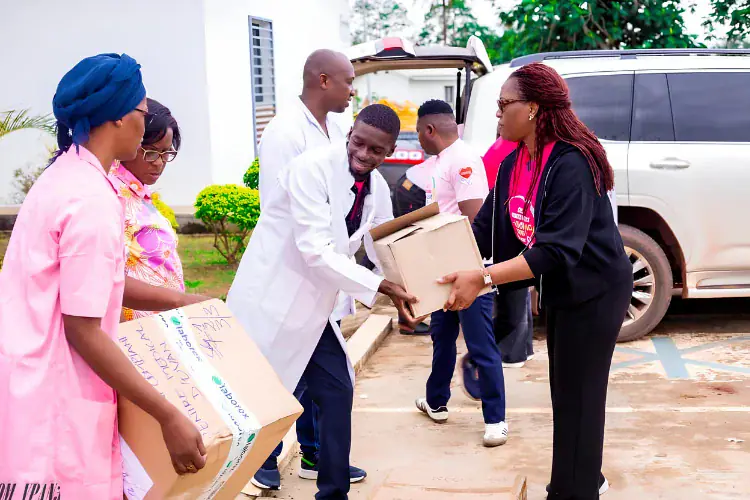 Remise de kits d’entretien au Centre médical d’Ovan