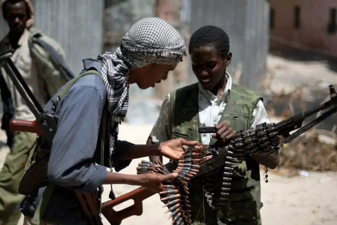 Fighters from Al-Shabab come together to count their bullets at a frontline section in Sinaya Neighborhood in Mogadishu, on 13 July 2009.