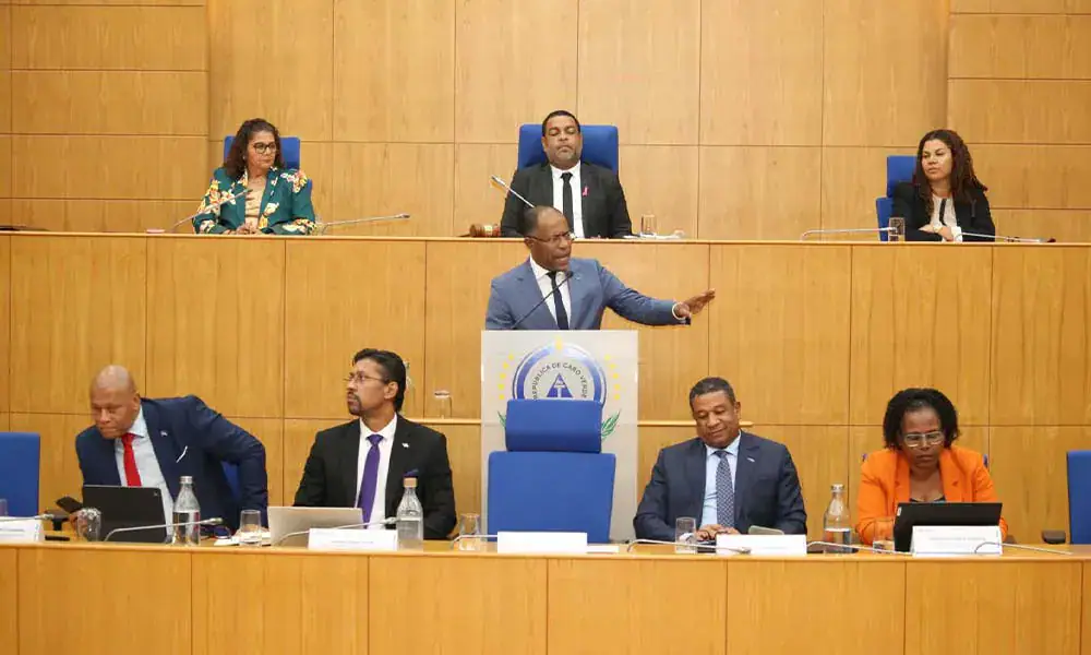 Tenso debate mensal na Assembleia Nacional de Cabo Verde sobre transparência e governação