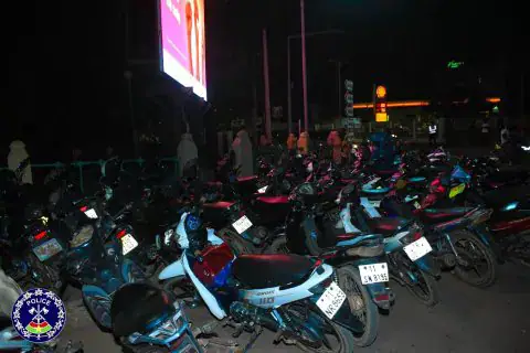 Port obligatoire du casque : Près de 400 motos saisies à Ouagadougou en trois heures lors de contrôles nocturnes
