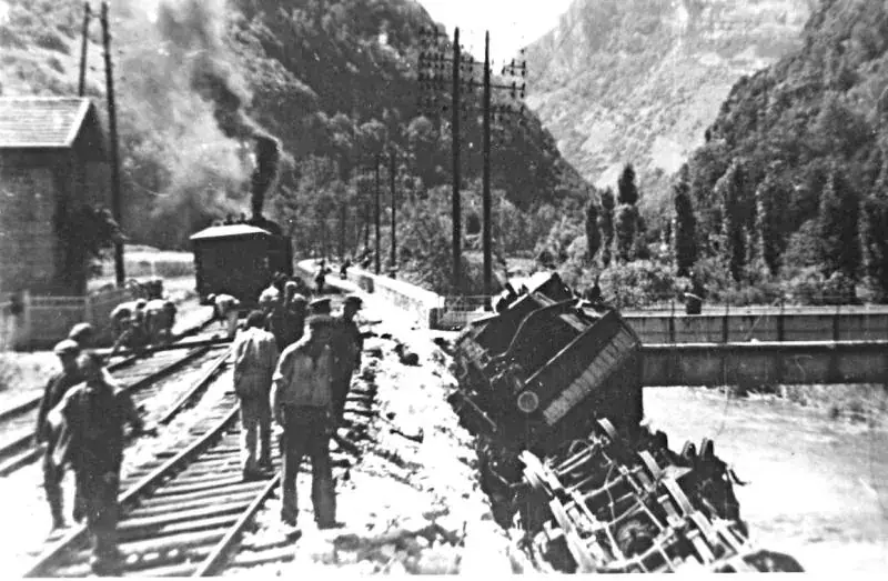 Un train couché dans l’Albarine, à Saint-Rambert-en-Bugey, résultat d'un sabotage effectué par le Maquis de l’Ain le 9 juin 1944 - source : WikiCommons
