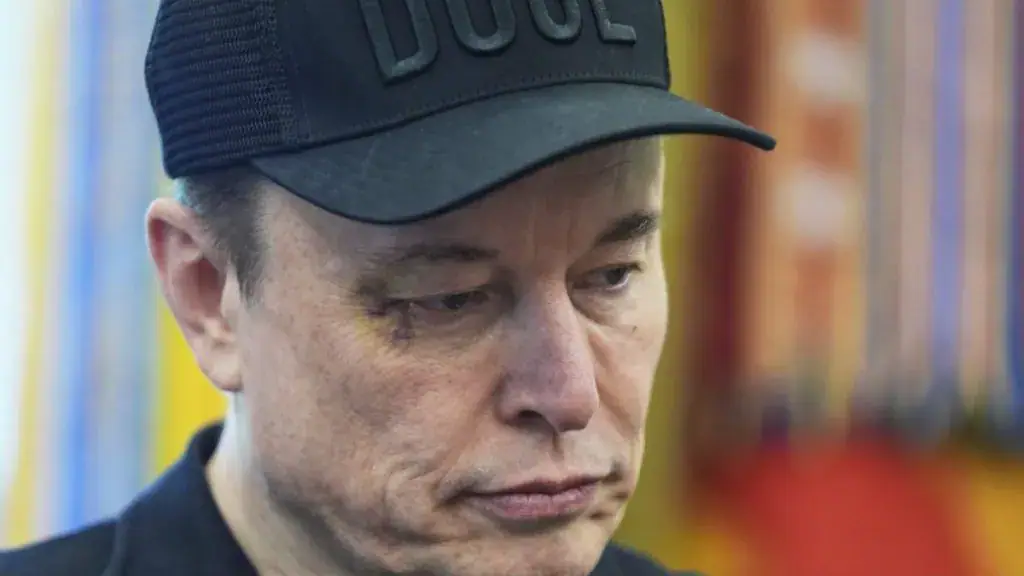 Poutine qualifie Elon Musk de "véritable génie" pour son réseau de satellites