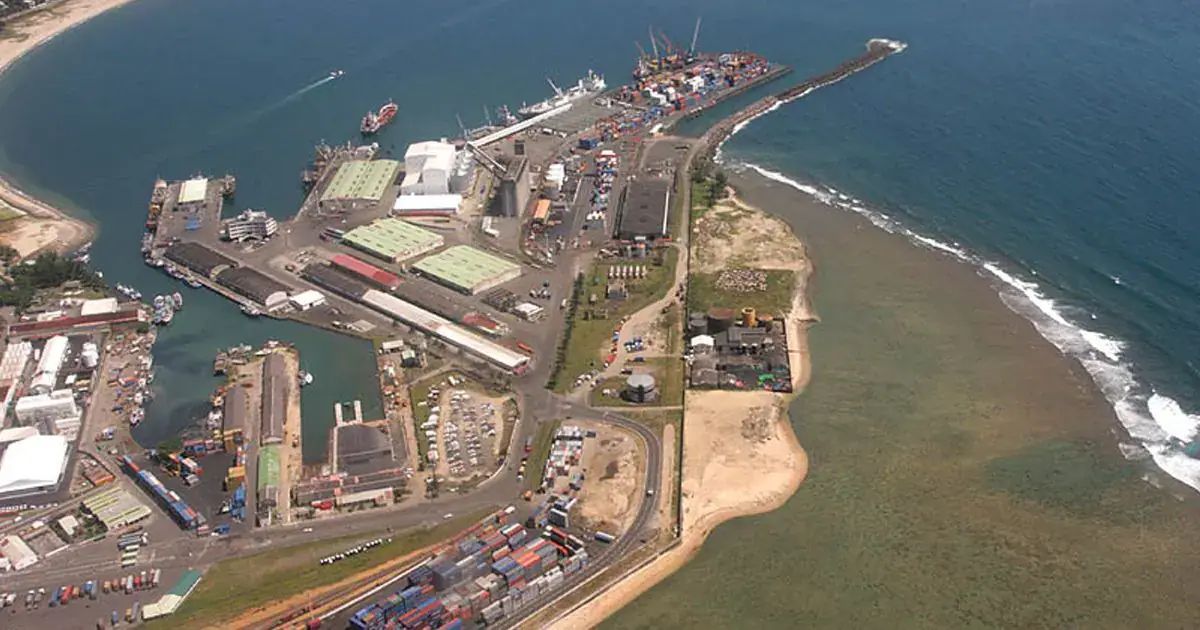 Vue aérienne du port de Toamasina et de ses parcs à conteneurs