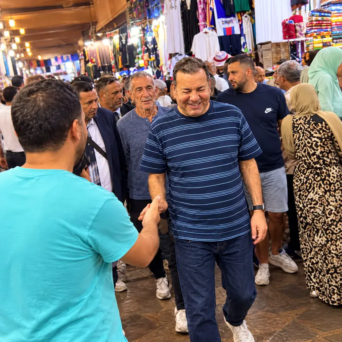 مولاي رشيد وسط أزقة مراكش.. صور عفوية تشعل التفاعل وتعيد الأنظار إلى سحر المدينة الحمراء