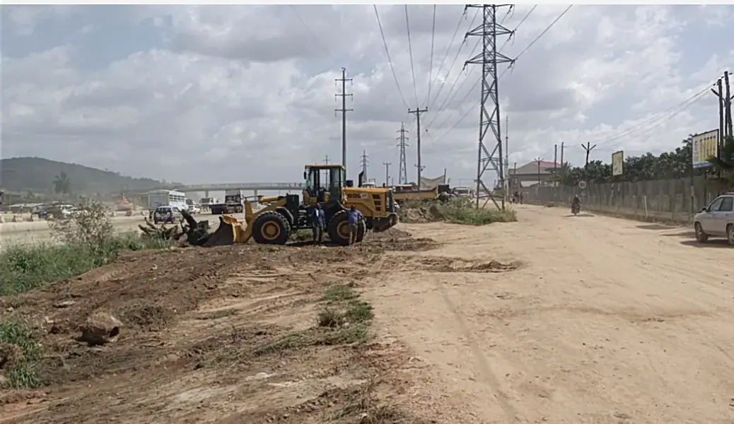 Encroachment Along Pokuase–Nsawam Highway Raises Road Safety Concerns at Dobro