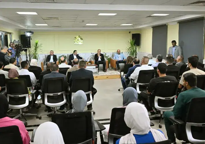 التقى اليوم الدكتور مصطفى مدبولي، رئيس الوزراء، عددا من طلاب الجامعات بمحافظة السويس