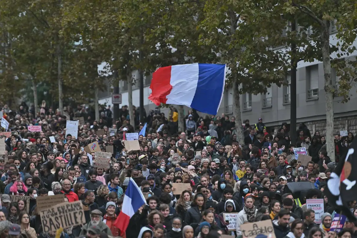 Polícia de Paris proíbe percurso de protesto dos "coletes amarelos"