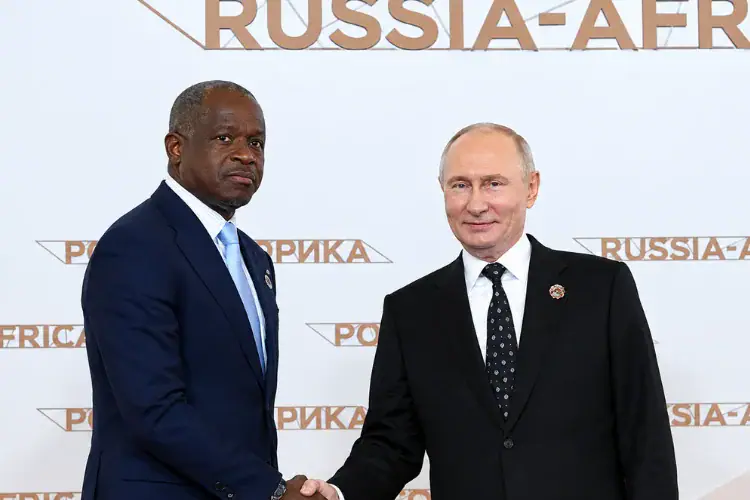Hermann Immongault, vice-président du gouvernement gabonais et Vladimir Poutine, président de la Russie