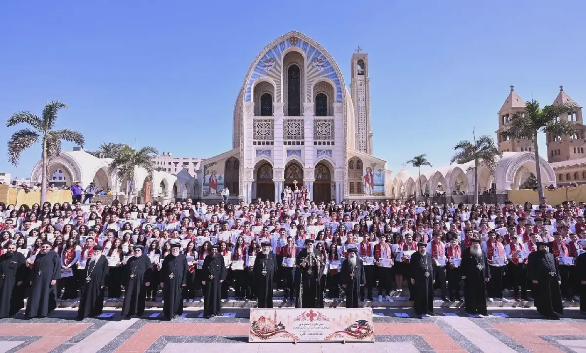 Pope Tawadros Honors Top High School Students in Cairo