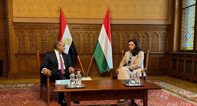 وزير الخارجية يبحث مع نظيرته المجرية العلاقات الثنائية والمستجدات الإقليمية
