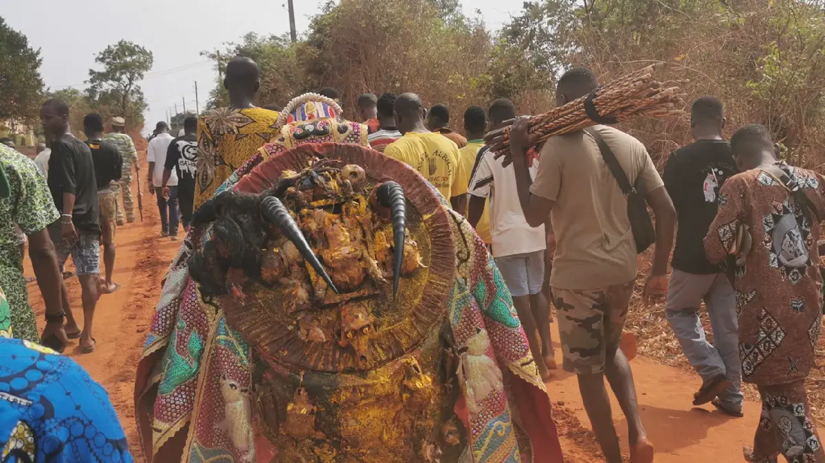 Egungun au Bénin : entre culte ancestral, patrimoine vivant et spectacle contemporain