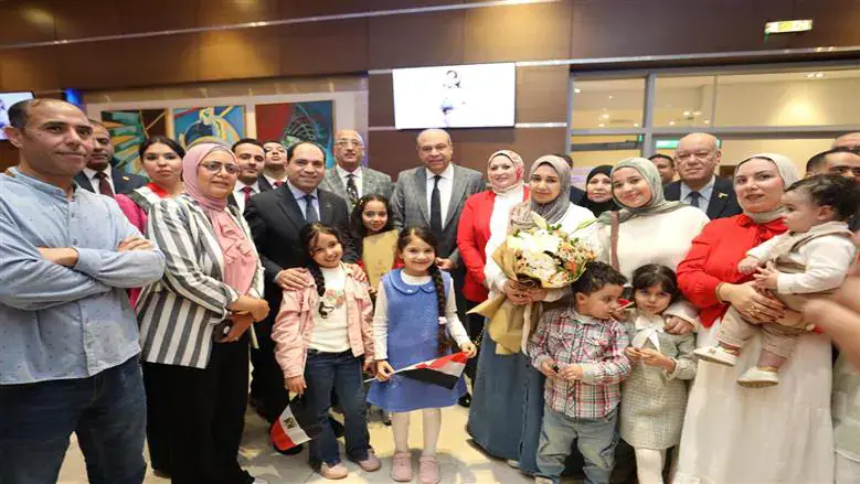 Egyptian Civil Aviation Minister Welcomes Arab Reading Challenge Winner at Cairo Airport