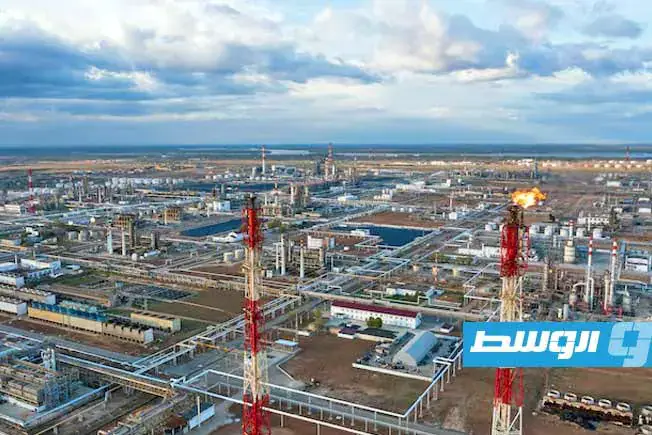 النفط يقترب من تسجيل مكاسب للشهر الرابع على التوالي