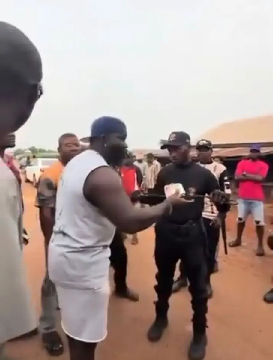 Angry youths confront policemen, retrieve bribe at Edo State checkpoint