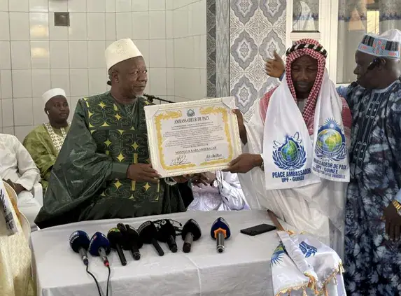Conakry : Elhadj Dieriba Diaby Presents "Key to Peace" to Boulbinet Mosque Imam