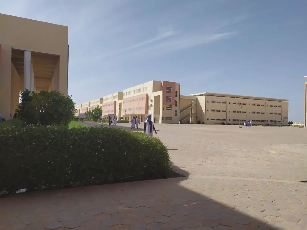 مبنى كلية العلوم والتقنيات في جامعة نواكشوط العصرية