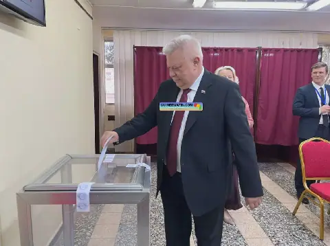 L'ambassadeur russe Alexey V. Popov vote à Conakry lors des législatives
