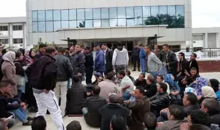 Algerian Youth Protest Over Delayed Salaries and Integration