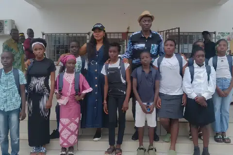 Le ministre Augustin Emane avec quelques bénéficiaires.