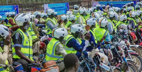 N’Djamena : les conducteurs de motos-taxis dotés de gilets et de casques