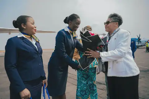 RDC : en route pour New York, Judith Suminwa choisit Air Congo et affiche son soutien à la compagnie nationale