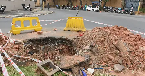 The City of Johannesburg cannot keep its lights on, maintain its roads, collect refuse reliably or manage its finances, says the writer. Picture: