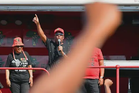 Julius Malema, EFF-leier, tydens sy party se Kaapstad-manifesbekendstelling vir die komende munisipale verkiesing wat in Delft gehou is.