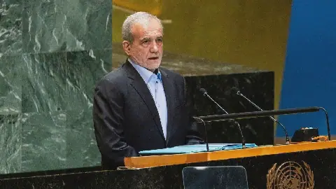 إيران تتوعد بأسلحة وأهداف جديدة، وترامب يبدي انفتاحاً على لقاء بزشكيان وسط تراجع الملاحة في هرمز