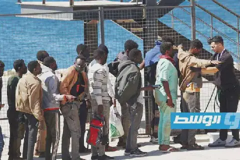 يبلغ 13 عامًا.. اليونان تلقي القبض على طفل قاد قارب مهاجرين من ليبيا