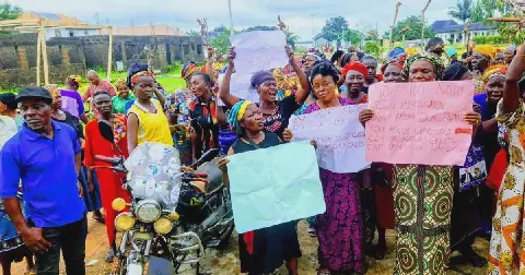 Women in Obinolu Ngodo protesting