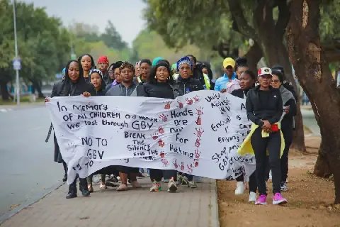 Vroue het Vrydag in Soweto ’n optog gehou ter herdenking aan Elizabeth (Tsontso) Moselakgomo, een van die vroue wie se lyk aan die Oos-Rand gevind is.