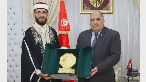 Tunisian Minister Honors Quranic Reciter for Second-Place Finish in Saudi Competition