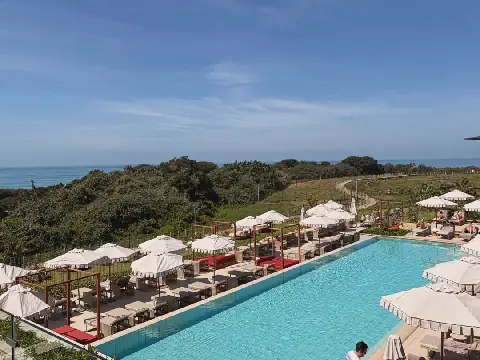 So lyk een van die swembaddens by die nuwe Club Med-strandoord in Tinley Manor, KwaZulu-Natal.