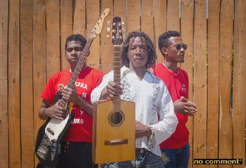 Malagasy Musician Hery Kabôsy Brings Unique Energy with His Kabôsy