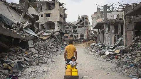 Gaza Residents Forced to Live in Crumbling Buildings Due to Housing Shortage