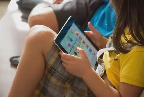 Tunisia's Ministry of Family Warns of Risks of Excessive Screen Time for Children
