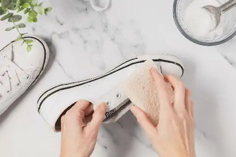 Simple trick to clean white sneakers without washing