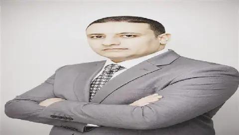 Egyptian Columnist Explores the Concept of "Ambassadors Without Diplomatic Bags"