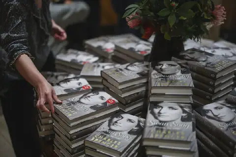 Eksemplare van Charles Spencer se boek ‘Swan Song: Diana, My Sister’ word Dinsdag in ’n boekwinkel in Sentraal-Londen uitgepak.