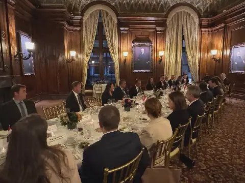 Le ministre des Affaires étrangères participe à un dîner de travail avec la Chambre de commerce américaine